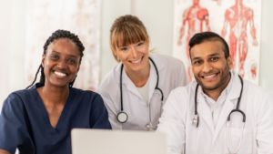 Docteur, Secrétaire Médicale, Infirmière qui collaborent dans une bonne ambiance de travail